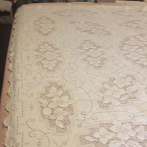 Oblong,  floral pattern lace tablecloth